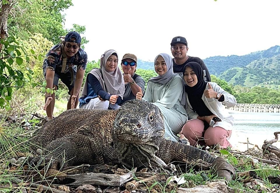 Komodoku One Love Homestay And Tour 纳闽巴霍 外观 照片